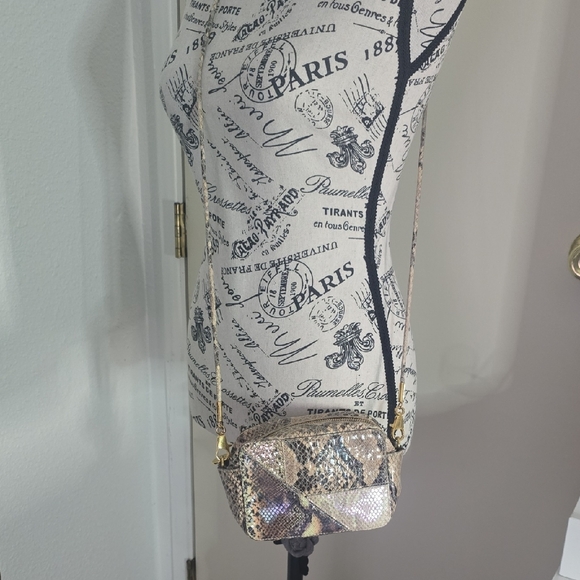 Stella McCartney Faux-Snakeskin Irredesent Camera/Crossbody (EUC)(RARE)(COA)🤍✨️ - Picture 3 of 17